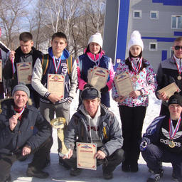 Руководитель команды чемпионов Александр КАЧАНОВ (с кубком) со своими подопечными – лыжниками ДМУ. Рыбацкая лыжня-2017