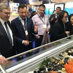 Стенды российских производителей на Seafood Expo Global 2019 посетил заместитель руководителя Росрыболовства Петр САВЧУК. Фото пресс-службы ведомства