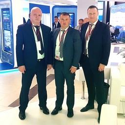 Представители ФГУП «Нацрыбресурс» с управляющим группой компаний «Доброфлот» Александром ЕФРЕМОВЫМ (в центре). Фото пресс-службы «Нацрыбресурса»