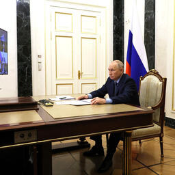 Президент Владимир ПУТИН на совещании с членами правительства предложил продлить мораторий на внеплановые проверки бизнеса на будущий год. Фото пресс-службы главы государства