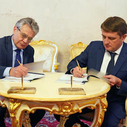 Программу совместных исследований на 2020 г. подписали президент РАН Александр СЕРГЕЕВ и замминистра сельского хозяйства – руководитель Росрыболовства Илья ШЕСТАКОВ. Фото пресс-службы ВНИРО