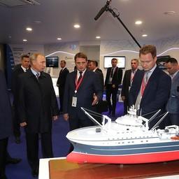Экспозицию рыбопромышленников на «Улице Дальнего Востока» посетили президент Владимир ПУТИН и председатель Китайской Народной Республики СИ Цзиньпин. Фото пресс-службы главы государства