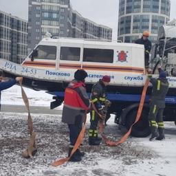 Из-за закрытых затворов дамбы решили задействовать спецтехнику ГИБДД. Фото пресс-службы Главного управления МЧС России по Санкт-Петербургу