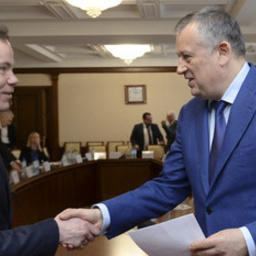 Глава норвежской губернии Нурланд Томас НУРВОЛЛ и заместитель председателя правительства Ленинградской области — председатель комитета по агропромышленному и рыбохозяйственному комплексу региона Сергей ЯХНЮК. Фото пресс-службы областного правительства
