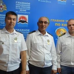 Членам экипажа судна «Петр Ильичев» вручили медали «За спасение погибающих на водах». Фото пресс-сцентра главного управления МЧС России по Камчатскому краю