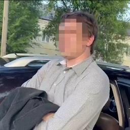 Мужчина признался, что купил икру в Москве и прилетел для ее продажи. Кадр из оперативной съемки