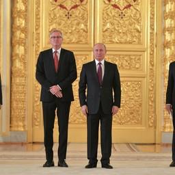 Посол Королевства Норвегия Руне РЕСАЛАНД и президент России Владимир ПУТИН. Фото пресс-службы главы государства
