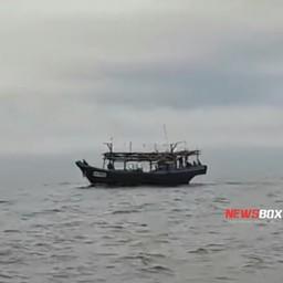 Северокорейское судно ведет промысел у острова Аскольд в заливе Петра Великого (Приморье). По информации Youtube-канала NEWSBOX24.TV, иностранные рыбаки оказались в российских водах под предлогом укрытия от тайфуна