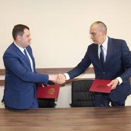 Гендиректор ППК «Максимиха» Андрей ФИЛАТОВ и председатель Ассоциации добытчиков лососей Камчатки Владимир ГАЛИЦЫН подписали меморандум о сотрудничестве и взаимодействии в реализации проекта. Фото Кирилла Маренина