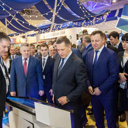 На стенде Росрыболовства полпред президента в ДФО Юрий ТРУТНЕВ проверил удобство мобильного приложения, позволяющего заказывать рыбу и морепродукты напрямую у дальневосточных производителей