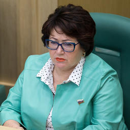 Сенатор Людмила ТАЛАБАЕВА задала главе Минвостокразвития вопрос о «рыбных» инвесторах. Фото пресс-службы Совета Федерации