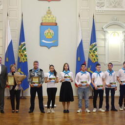 Представителям лучших отрядов «Голубого патруля» губернатор Игорь БАБУШКИН вручил денежные подарочные сертификаты. Фото пресс-службы областного правительства