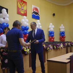 Дипломы и призы вручает министр рыбного хозяйства Камчатского края Владимир ГАЛИЦЫН. Фото пресс-службы правительства региона