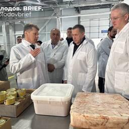 Вице-премьер — полпред президента Юрий ТРУТНЕВ и губернатор Владимир СОЛОДОВ посетили береговой завод «Камчаттралфлота». Фото из телеграм-канала главы региона