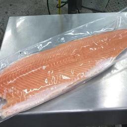 Взвешивание лососевой продукции на рыбозаводе Чили