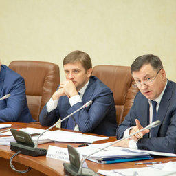 Начальник департамента регулирования в сфере рыбного хозяйства и аквакультуры Министерства сельского хозяйства Евгений Кац, глава Росрыболовства Илья Шестаков, заместитель руководителя ФАР Петр Савчук