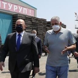 Премьер-министр Михаил МИШУСТИН во время посещения рыбозавода на Итурупе. Фото пресс-службы правительства