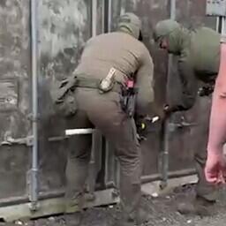 Обыск прошел в производственных и складских помещениях. Кадр оперативной съемки
