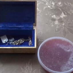 Фигурант продал пенсионеру имитированную икру под видом натуральной. Кадр оперативной съемки