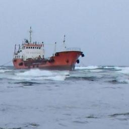 Танкер «Надежда» выбросило штормом на отмель в акватории морского порта Невельск в ноябре. Фото пресс-службы СахНИРО