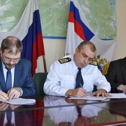 Подписание соглашения в области рыбоохраны с Ассоциацией рыбодобывающих предприятий Ульчского и Комсомольского районов Хабаровского края (АРУК). Фото с сайта Амурского ТУ Росрыболовства
