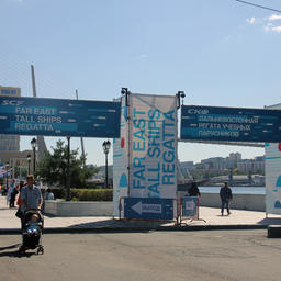 На набережной рядом с местом швартовки парусников работает «Морская деревня»