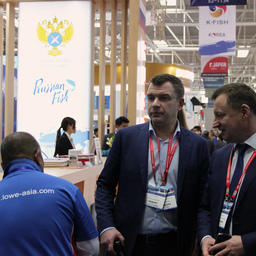 Гендиректор отраслевого выставочного оператора Expo Solutions Group Иван ФЕТИСОВ и заместитель руководителя Росрыболовства Петр САВЧУК