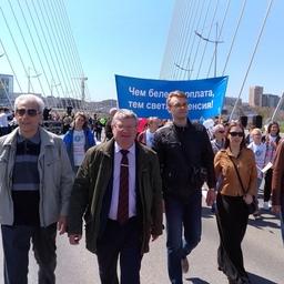 Председатель Приморской краевой организации профсоюза работников рыбного хозяйства Владимир НАГОРНЫЙ (в центре) на первомайской демонстрации