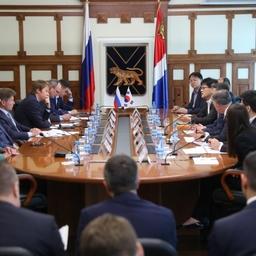 Губернатор Олег КОЖЕМЯКО провел встречу с руководством компании Daelim Corporation. Фото пресс-службы администрации Приморского края