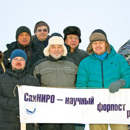 Участники отчетной научной сессии НТО ТИНРО 2012 г. и первых состязаний по подледному лову на реке Найбе. Фото Анатолия МАКОЕДОВА