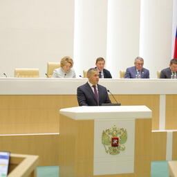 Зампред правительства — полномочный представитель президента в ДФО Юрий ТРУТНЕВ рассказал сенаторам о мерах по развитию Дальнего Востока. Фото пресс-службы полпредства