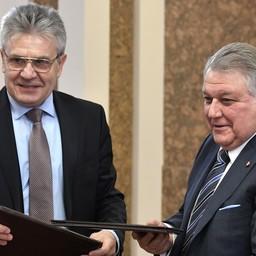 Президент Российской академии наук Александр СЕРГЕЕВ и президент НИЦ «Курчатовский институт» Михаил КОВАЛЬЧУК. Фото пресс-службы главы государства