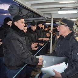 Капитан Николай ЗОРЧЕНКО поздравляет курсантов с отличным прохождением практики. Фото пресс-службы Дальрыбвтуза