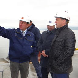 Врио главного инженера ФГУП «Нацрыбресурс» Илья ПАНКРАТОВ ознакомил руководителя Росрыболовства Илью ШЕСТАКОВА с ходом работ. Фото пресс-службы ФГУП «Нацрыбресурс»