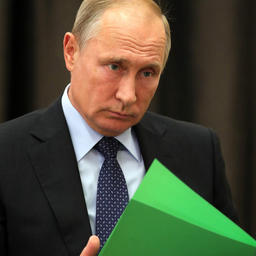 Глава государства Владимир ПУТИН подписал указ о назначении Олега КОЖЕМЯКО исполняющим обязанности губернатора Приморского края. Фото пресс-службы президента
