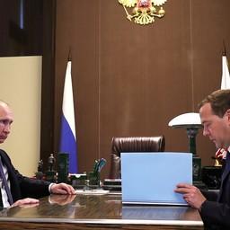 На встрече в Сочи президент Владимир ПУТИН заслушал предложения премьер-министра Дмитрия МЕДВЕДЕВА о новом кадровом составе правительства. Фото пресс-службы главы государства