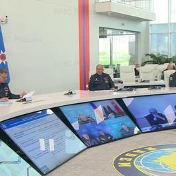 Глава МЧС России Евгений ЗИНИЧЕВ провел заседание постоянно действующей рабочей группы правкомиссии по ликвидации разлива. Фото пресс-службы министерства