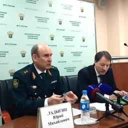 На вопросы журналистов ответили начальник ДВТУ Юрий ЛАДЫГИН и замруководителя ФТС Владимир ИВИН