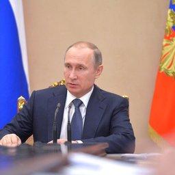 На совещании с членами Правительства РФ глава государства Владимир ПУТИН поинтересовался шагами по изменению законодательства в рыболовстве. Фото пресс-службы президента