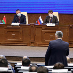 Глава белорусской делегации Леонид ЗАЯЦ и губернатор Приморского края Олег КОЖЕМЯКО. Фото пресс-службы регионального правительства