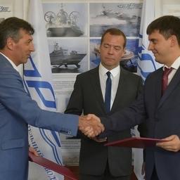 Руководители судостроительного завода «Море» и Черноморской рыбодобывающей компании подписали инвестиционный меморандум по формированию совместной программы по проектированию и строительству серии траулеров-сейнеров. Фото пресс-службы правительства