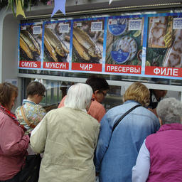 У палаток с деликатесами моментально вырастают очереди