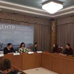 Тему санитарных мероприятий для прибывающих в порты Приморья судов замруководителя краевого управления Роспотребнадзора Светлана МОРОЗОВА (вторая справа во главе стола) прокомментировала на пресс-конференции