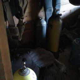 В цеху правоохранители обнаружили комплекты водолазного снаряжения. Фото Пограничного управления ФСБ России по Приморскому краю