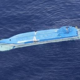 В результате столкновения «Хокко Мару - 8» перевернулось. Фото Kyodo News