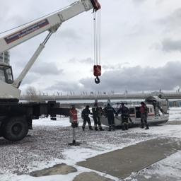 Экипажи эвакуаторов, которые затем перевезли спасательные катера на другую сторону КЗС, минуя закрытые затворы. Фото пресс-службы Главного управления МЧС России по Санкт-Петербургу