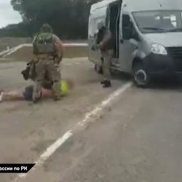 Злоумышленники были задержаны при перевозке замороженных туш рыбы и банок с икрой. Кадр оперативной съемки