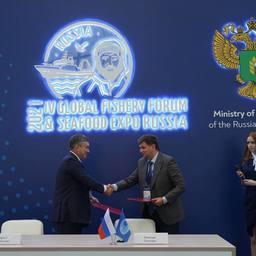 Подписи под документом поставили директор ВНИРО Кирилл КОЛОНЧИН и президент Ассоциации судовладельцев рыбопромыслового флота Алексей ОСИНЦЕВ. Фото пресс-службы института