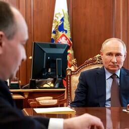 Председатель Счетной палаты Борис КОВАЛЬЧУК рассказал президенту Владимиру ПУТИНУ об эффективности крабовых аукционов. Фото пресс-службы главы государства