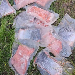 Разделанные части рыб мужчины упаковывали в пленку. Кадр оперативной съемки